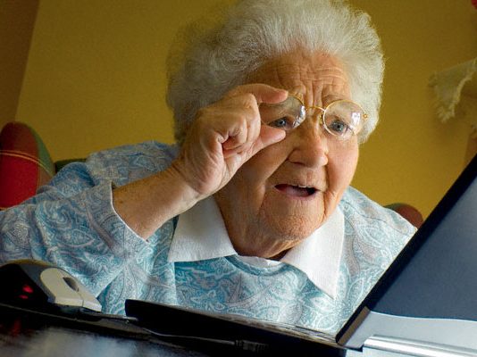 Yaşça Büyüklere Dijital Dünyayı Anlatırken Zorlanıyor Musunuz?